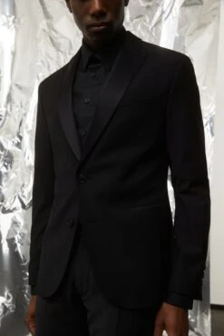 Elegantes Smoking-Sakko In Skinny Fit Mit Satin-Revers Schwarz -Drykorn Geschäft 888 42 190001 42374 LORIENT SK 1000 04 a1c7539f2383b30ca9e7a1093309a2db01607b68 720x1080