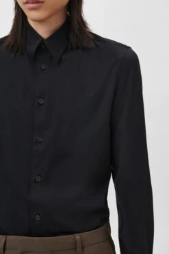 Klassisches Tight Fit Hemd Aus Elastischem Jersesy Schwarz 10 Klassisches Tight Fit Hemd Aus Elastischem Jersesy Schwarz -Drykorn Geschäft 888 47 136169 47268 ZED 1000 04 098e1001c56828e81de4dfd064e0383fd78edea9 720x1080